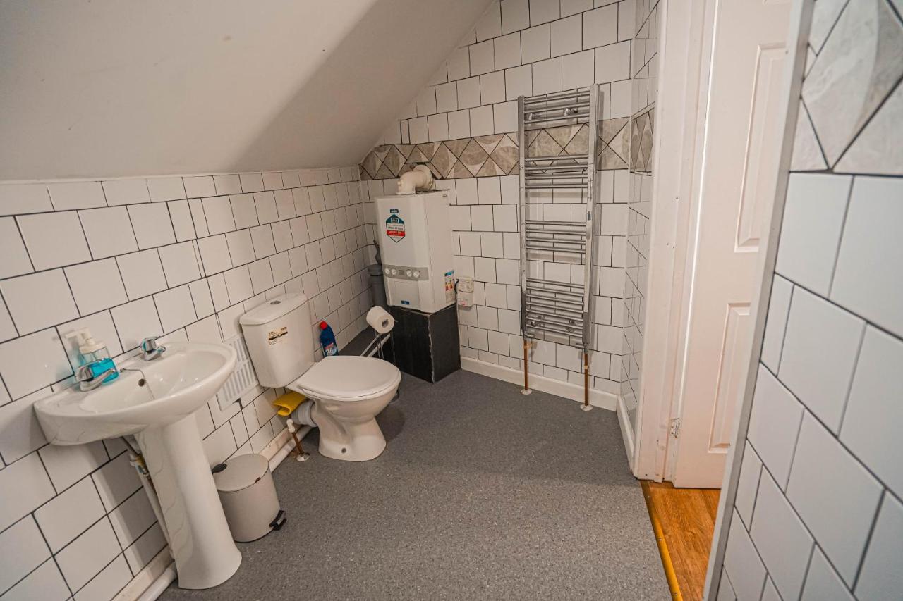 Private And Spacious 2 Bedroom House - Free Parking! Кардиф Екстериор снимка