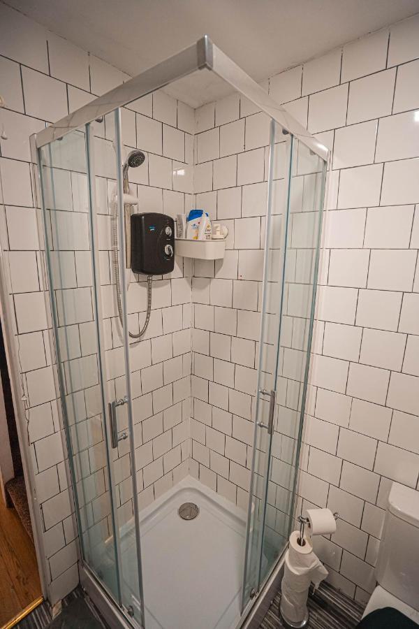 Private And Spacious 2 Bedroom House - Free Parking! Кардиф Екстериор снимка