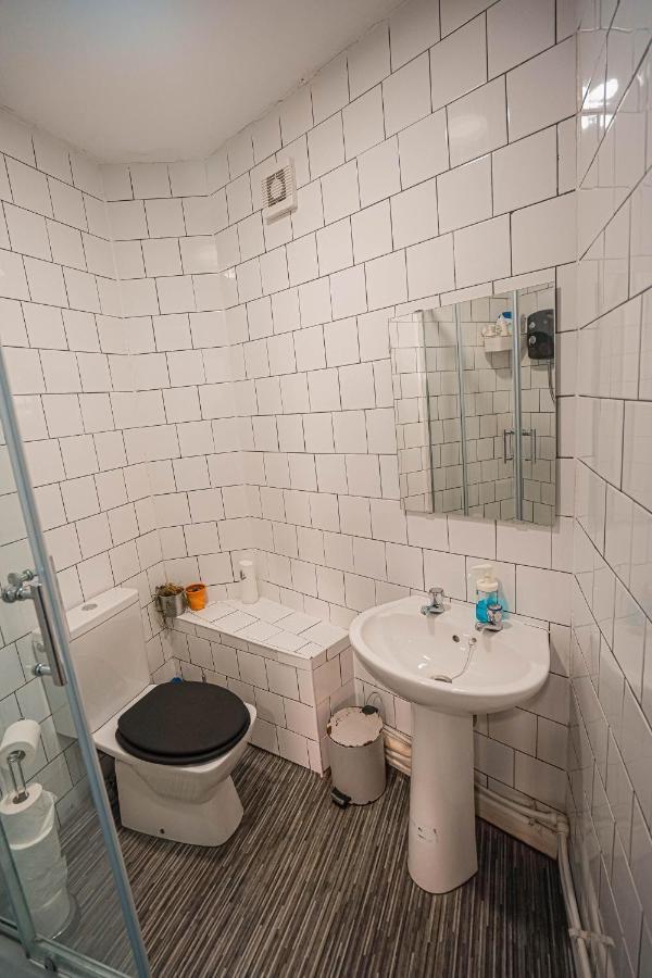 Private And Spacious 2 Bedroom House - Free Parking! Кардиф Екстериор снимка