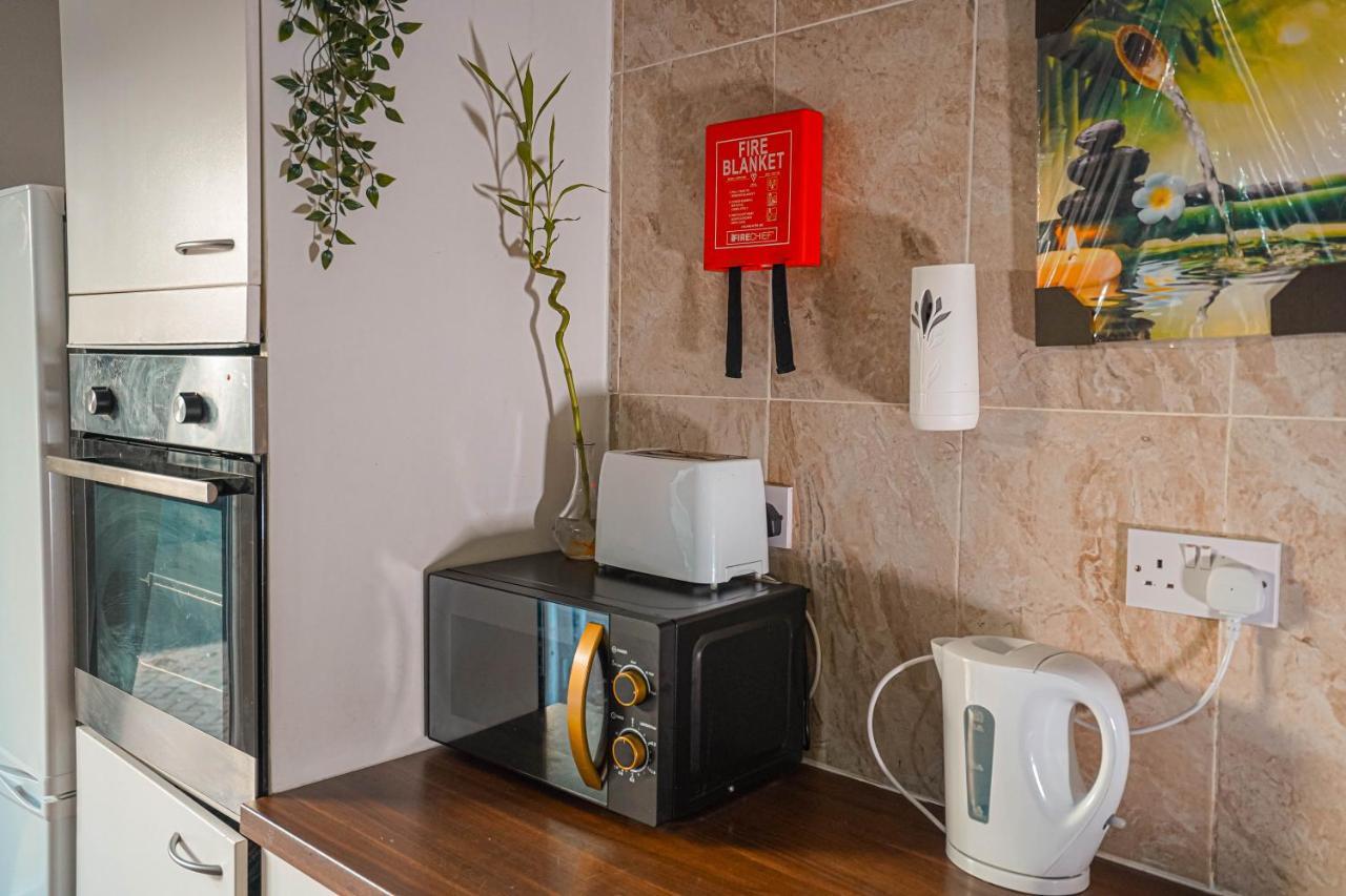 Private And Spacious 2 Bedroom House - Free Parking! Кардиф Екстериор снимка