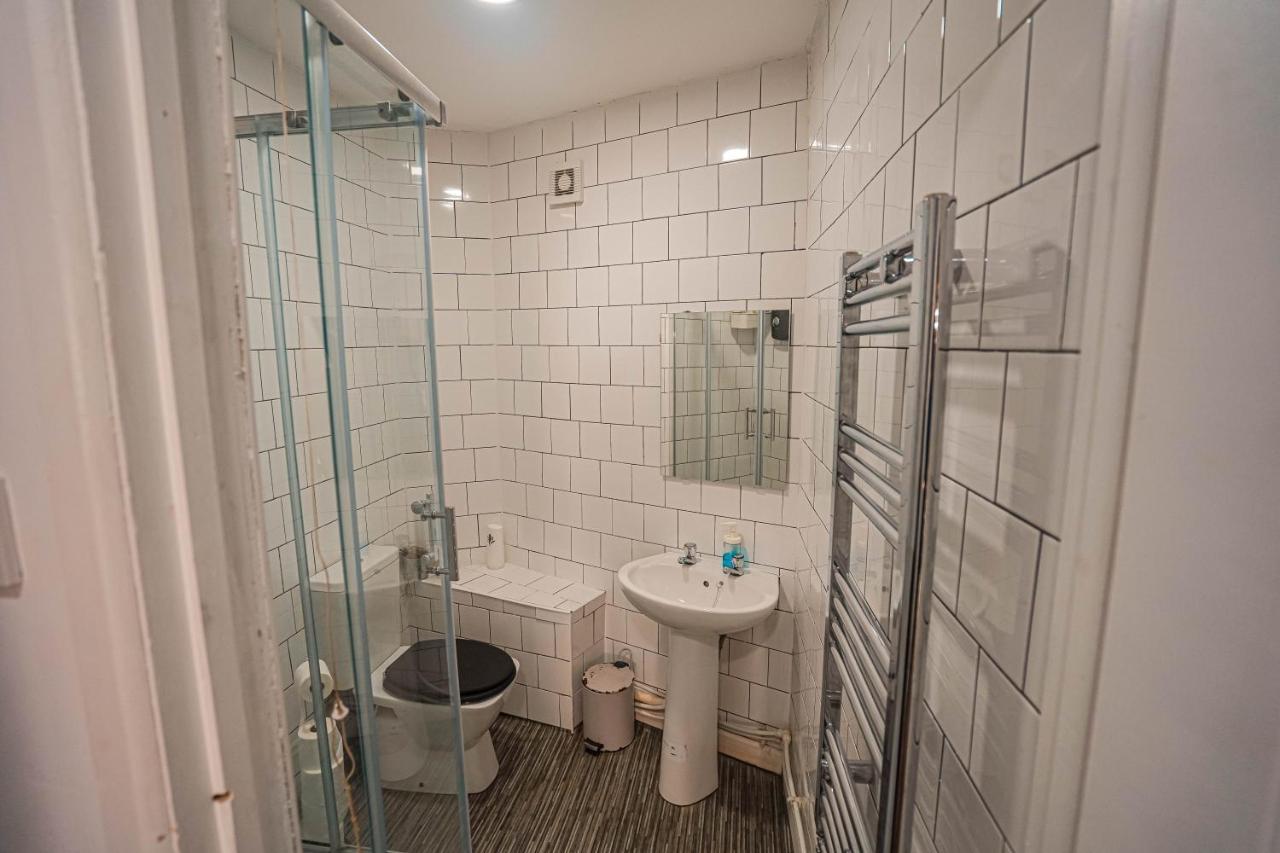 Private And Spacious 2 Bedroom House - Free Parking! Кардиф Екстериор снимка