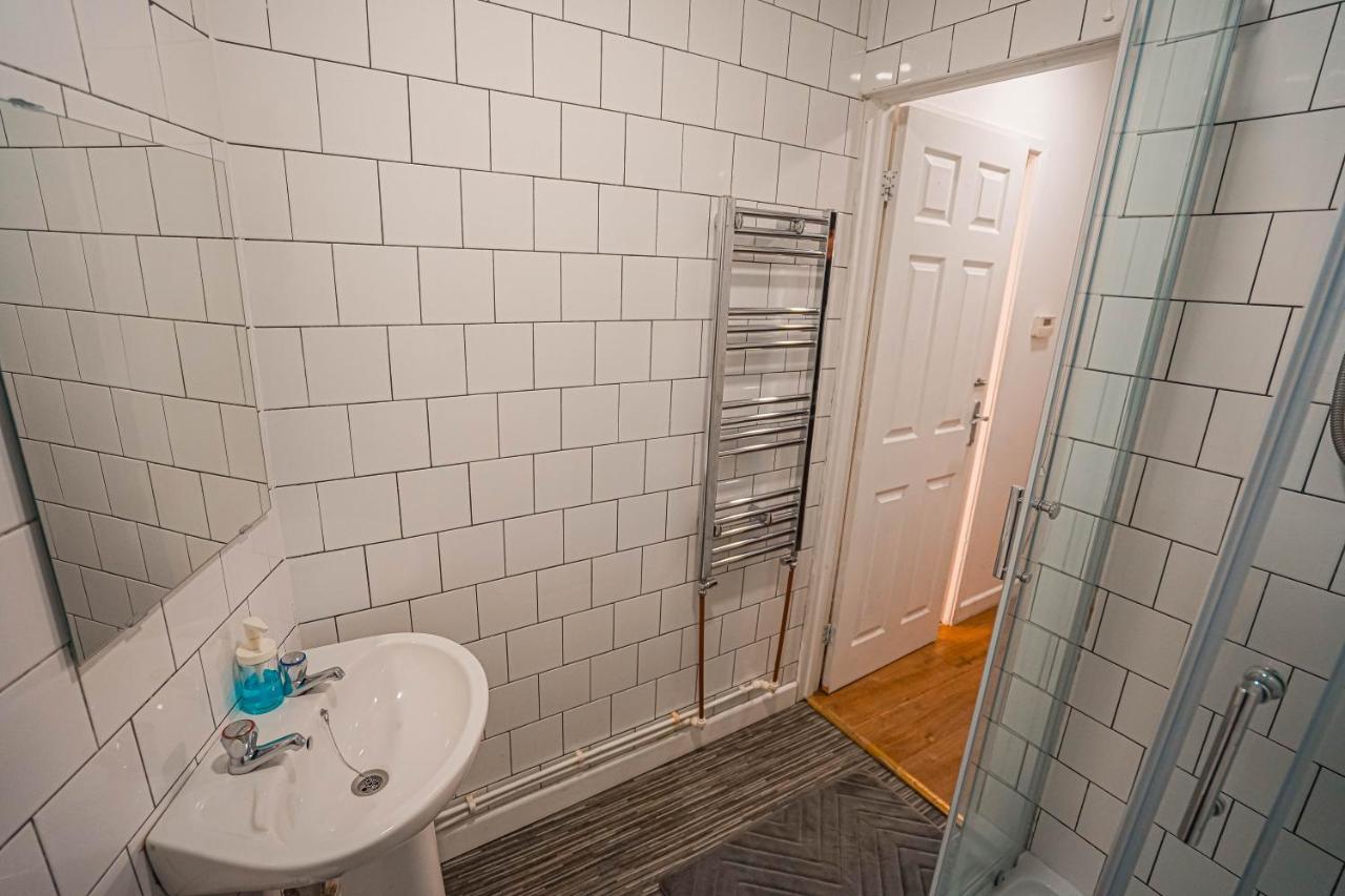 Private And Spacious 2 Bedroom House - Free Parking! Кардиф Екстериор снимка