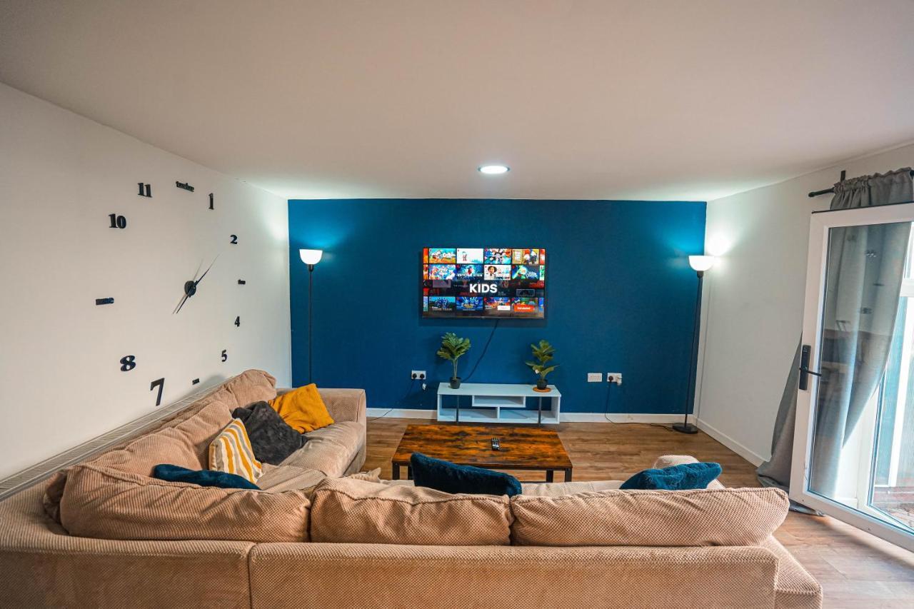 Private And Spacious 2 Bedroom House - Free Parking! Кардиф Екстериор снимка